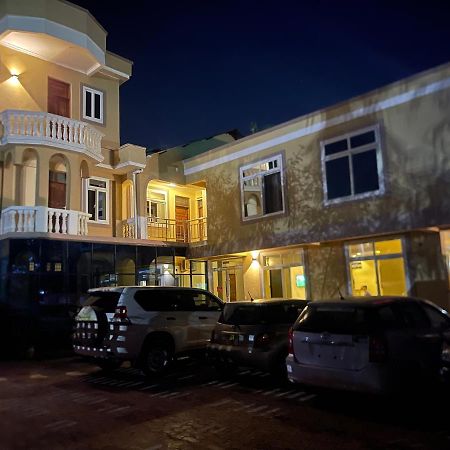 Moments Park Motel 다르에스살람 외부 사진